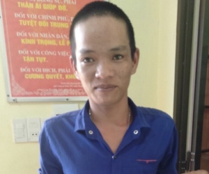 Kề dao vào cổ bé gái cướp điện thoại