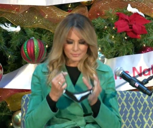Đệ nhất Phu nhân Melania Trump tháo khẩu trang khi đọc sách cho trẻ em ở bệnh viện