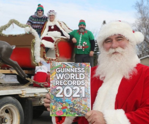 'Ông già Noel' lập kỷ lục Guinness khi kéo xe tải chở đầy xe tuần lộc