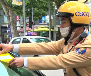 Video: Trong 1 ngày, HN phạt 236 vụ dừng đỗ sai qui định, dán 'note vàng' 11 xe