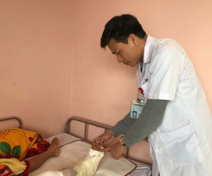 Bé trai bị máy xúc cán dập nát cẳng chân