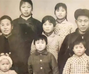 Ông bố đẻ 8 cô con gái bị họ hàng cười nhạo 'Sau này không có thằng chống gậy', nhiều năm sau ai cũng ghen tị nổ đom đóm mắt