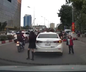 Video: Ngán ngẩm với nữ tài xế đỗ xe giữa đường đông đúc rồi chạy đi đón con nhỏ