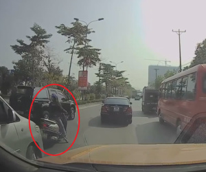 Video: Cả phố bỗng ùn tắc, các tài xế xôn xao tưởng có 'biến' hóa ra nguyên nhân chỉ vì một người phụ nữ