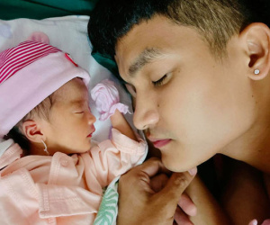 Mạc Văn Khoa công khai cận mặt con gái đầu lòng nặng 1,9kg vì sinh non: 'Từ giờ em chỉ có cười từng phút, từng giây, từng ngày thôi'