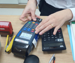 Ngân hàng phải ưu tiên xử lý trường hợp máy ATM nuốt thẻ của khách dịp Tết