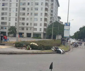 Va chạm với xe buýt, nam thanh niên bị hất văng lên vỉa hè, tử vong tại chỗ