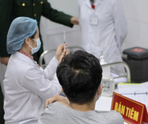 Nam thanh niên đầu tiên được tiêm vaccine Covid-19 Việt Nam