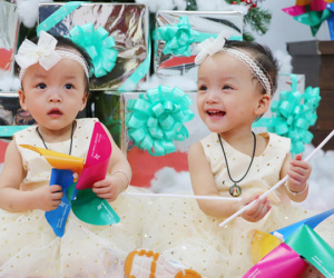 ẢNH, CLIP: Chị em Trúc Nhi - Diệu Nhi cười tít mắt, nắm tay bố mẹ đến BV đón giáng sinh cùng các bạn