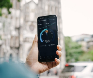 VinaPhone phát sóng 5G tại phố đi bộ Hoàn Kiếm: Tốc độ tối đa đạt 1.3Gbps, tải PUBG Mobile chỉ mất 30 giây