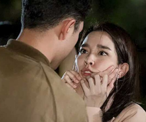 Bị chồng nổi khùng chỉ vì quên gửi tiền phụng dưỡng hàng tháng cho mẹ anh, vợ liền bắt xe rồi kéo chồng về quê cho anh chứng kiến 1 sự thật đầy phẫn nộ