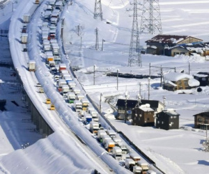 Hơn 1.000 người chịu cảnh kẹt xe trong bão tuyết kéo dài 15km