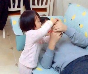 Con gái nghịch điện thoại của bố, người vợ bàng hoàng phát hiện bí mật của chồng khiến nhà tan cửa nát