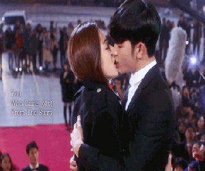 Ngập tràn cảnh hôn của Kim Soo Hyun và 'mợ chảnh' Jun Ji Hyun trong phim "Vì sao đưa anh tới" bất ngờ hot trở lại sau 7 năm phát sóng