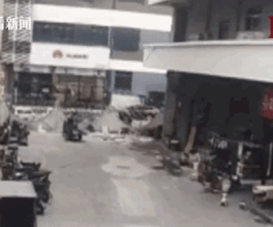 Video: Đang đi bộ đi đổ rác, người phụ nữ bị giường sắt rơi trúng đầu