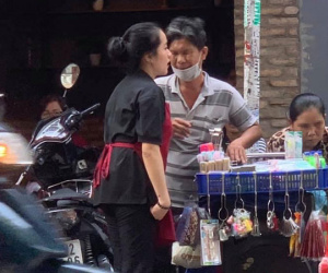 Nữ nhân viên chạy về phía cặp đôi bán hàng rong, hành động sau đó khiến khách trong quán theo dõi chăm chú