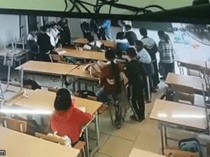 Clip: Phụ huynh xông vào lớp học, đấm đá học sinh lớp 6 túi bụi ở Điện Biên