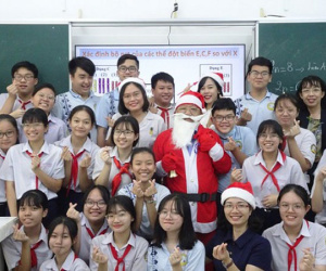 Thầy giáo 'nhà người ta': Hóa trang thành ông già Noel, phát quà là iPhone 12 'không hề giả trân'