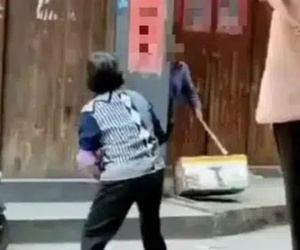 Cô vợ nhờ mẹ chồng và mẹ đẻ lên chăm con ai ngờ xảy ra 'liên hoàn biến', đi vắng mở camera xem mới bàng hoàng với cảnh tượng ở nhà