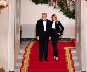 Vợ chồng Tổng thống Trump rạng rỡ trong ảnh Giáng sinh chính thức, dân mạng tinh mắt nhận ra một chi tiết gây khó hiểu