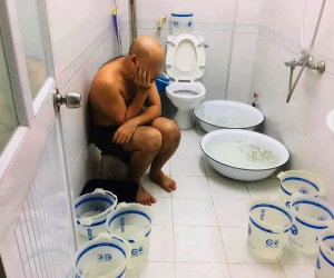 Đàn ông trông vợ đẻ thì thấy cũng nhiều, nhưng anh chàng này than thở việc thức đêm thức hôm để ngóng cả chục 'cái thau... đang đẻ' hút hàng chục nghìn like