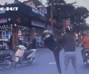 2 thanh niên rượt đuổi, đánh nhau giữa ngã tư sau pha va chạm giao thông