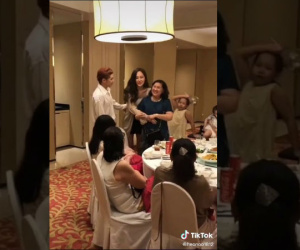 Mai Phương Thúy ôm và cúi chào mẹ Noo Phước Thịnh đầy tình cảm, netizen tấm tắc: 'Trông có khác gì dâu thảo'