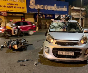 Nam thanh niên văng lên nóc ô tô sau cú đâm trực diện