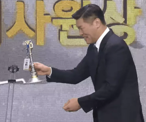 Lễ trao giải ở Hàn Quốc gây sốc khi đưa cúp bằng 'xẻng', dàn sao Running Man chiếm hết spotlight
