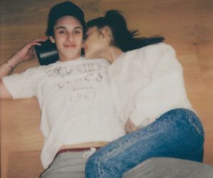 Sau 10 tháng hẹn hò, Ariana Grande khoe được bạn trai kém tuổi cầu hôn bằng nhẫn kim cương cỡ 'khủng'