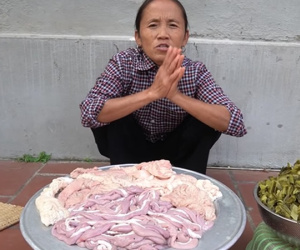 Bà Tân Vlog làm món lòng xào rau dưa rõ là ngon nhưng ai xem cũng lo lúc ăn sẽ chật vật chỉ vì cách thái 'siêu to khổng lồ'