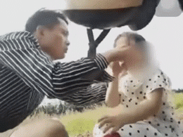 Phẫn nộ clip cha ép con gái 3 tuổi uống cốc nước nghi thuốc trừ sâu: 'Có nửa nắp à, đủ chết thôi con'