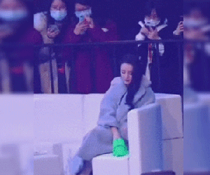 'Mỹ nhân Tân Cương' Địch Lệ Nhiệt Ba lên hot search vì có hành động giang hồ khi bị đồ chơi... cắn