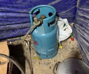 Tức tối vì đi làm xa mà vợ ở nhà bị ăn chặn 3 lạng gas, chồng phóng 40 km về chỉ để làm cho 'ra ngô, ra khoai' không ngờ lại bị dân tình 'ném gạch'
