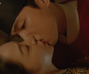 Được Kim Jung Hyun đè ngửa hôn "truyền trà", Shin Hye Sun lại vội móc họng đòi nôn ở Mr. Queen tập 4