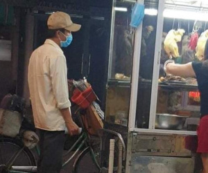 Người đàn ông chần chờ bước vào quán cơm gà 30k để mua hộp cơm 15k, hành động của bà chủ quán khiến nhiều người xúc động.