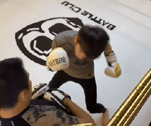 Trận đấu của Từ Hiểu Đông với 'lực sĩ' làng võ Trung Quốc đổ bể phút chót vì cảnh sát?