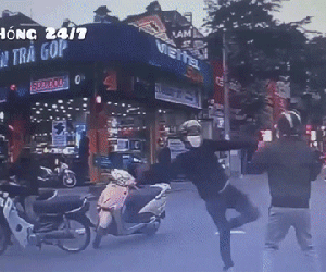 Va chạm giao thông, hai nam thanh niên lao vào đánh đấm nhau ngay giữa ngã tư sau