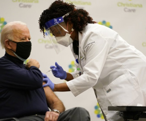 Ông Joe Biden tiêm vaccine Covid-19 trên sóng truyền hình