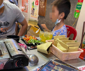 Thấy cậu bé bán rong không rời mắt khỏi đĩa tôm hùm đất, cô gái trẻ nói một câu khiến cậu nhóc tròn mắt