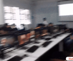 Máy tính của lớp học toàn Sky: Sáng đầu tuần đã mở MV mới của Sơn Tùng M-TP cày view, lý do top 1 trending là đây chứ đâu