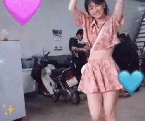 Hot TikToker Lê Bống lại bị soi vóc dáng thật trong clip quay vội của team qua đường