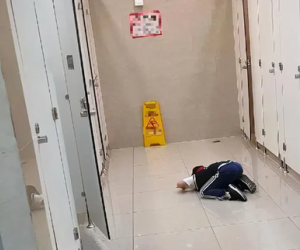 Bé trai 6 tuổi làm điều đáng xấu hổ còn tỏ thái độ thỏa mãn trong nhà vệ sinh nữ, phản ứng của người mẹ càng khiến ai nấy 'nóng mặt'