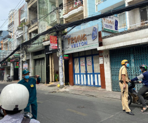 TP.HCM: Quán bún đậu phát ra tiếng nổ lớn, mảng tường bị xé toạc văng ra đường