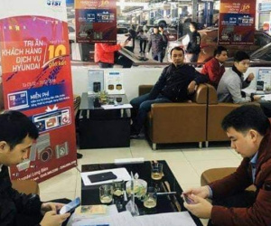 Dân sale ô tô cuối năm: Kẻ tất bật, người ngồi không