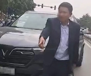 Tài xế ô tô say xỉn định rời khỏi hiện trường sau va chạm giao thông