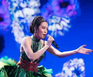 Hoàng Thùy Linh ngồi bệt trên sân khấu, thần thái đỉnh cao thế nào mà được ngợi ca là 'mỹ nữ dân gian'
