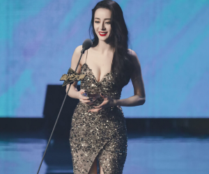 Địch Lệ Nhiệt Ba thích làm màu: Khoe vòng 1 cho cố rồi lấy tay che 'hời hợt'
