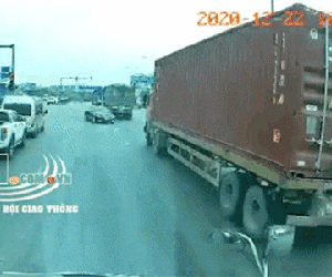 Khoảnh khắc ô tô con lao ngược chiều, tông kinh hoàng vào xe container