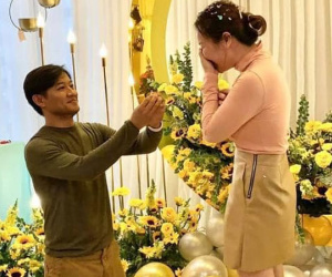 Khoảnh khắc Quý Bình quỳ gối cầu hôn bà xã doanh nhân bất ngờ vướng phải tranh cãi